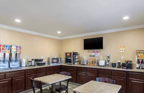 Central Escondido Hotel | Econo Lodge Inn & Suites Escondido Downtown