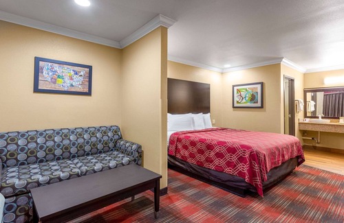 Central Escondido Hotel | Econo Lodge Inn & Suites Escondido Downtown