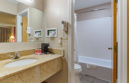 Sturbridge Hotel | Econo Lodge Sturbridge Route 20