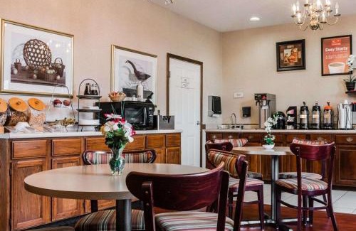 Grand Rapids Cabin | Econo Lodge & Suites Grand Rapids Airport