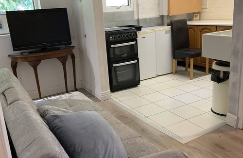 Lacey Green House | Economical 2BR Small Furnished Annex-High Wycombe