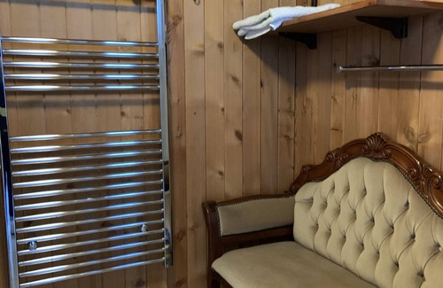 Lacey Green House | Economical 2BR Small Furnished Annex-High Wycombe