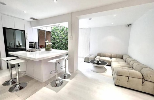 Marine Parade Apartment | Eden Suite 01