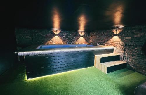 Newton Mearns Villa | Edwardian Manor near Glasgow City with HEATED POOL & HOT TUB