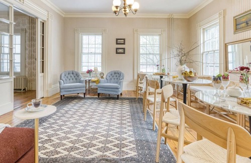 Egremont House | Egremont Village Inn & Robin’s Retreat by AvantStay | Pub/Live Music & Farm!