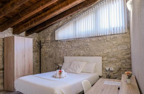 Sant Guim de Freixenet House | El Forn de Freixenet con servicios de un hotel