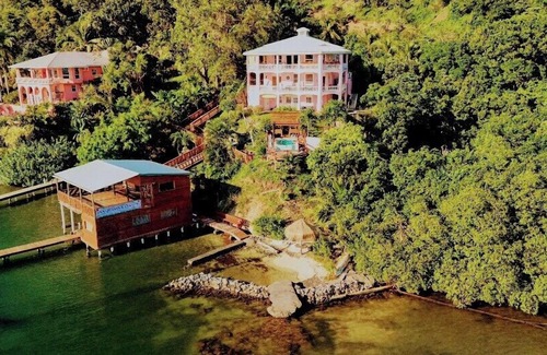 Jonesville Villa | El Palacio Rosa on Blue Lagoon 3Br Beachfront