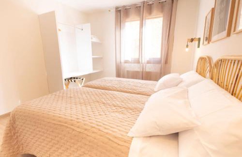 Beceite Apartment | El sueño del Búho 3. Chimenea y terraza.