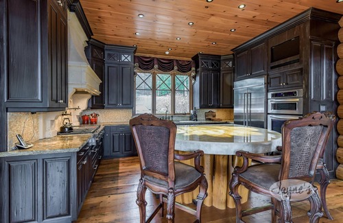 Muskoka Lakes Cottage | Elaborate 5bed 5bath on Lake Muskoka w/Guest Cottage, BoatHouse, Hot Tub!