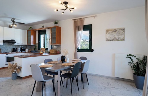 Filaki Villa | Elarchon Villa with 6 Bedrooms & Private Pool& Gym-Playroom