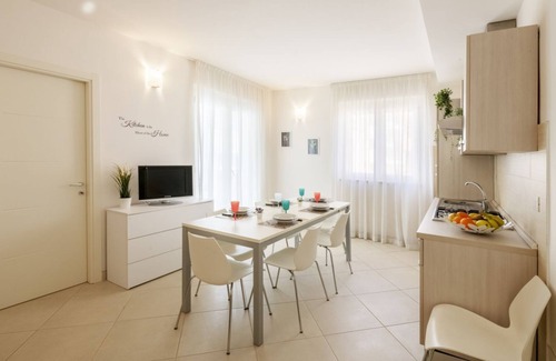 San Benedetto del Tronto House | Elegant three-room apartment first row to the sea