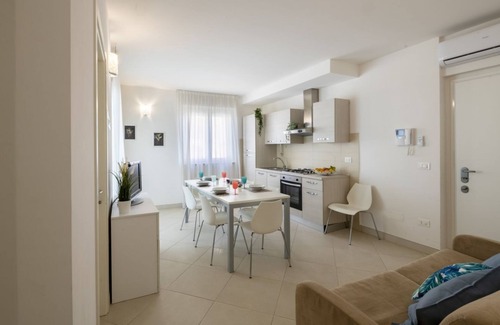 San Benedetto del Tronto House | Elegant three-room apartment first row to the sea