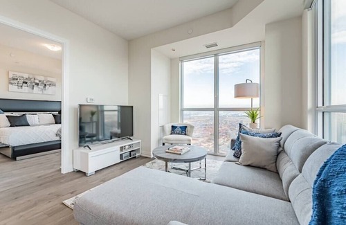 Hurontario Condo | Elegant 2BR-2BATH Condo, Parking, City View