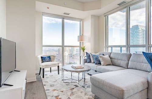 Hurontario Condo | Elegant 2BR-2BATH Condo, Parking, City View