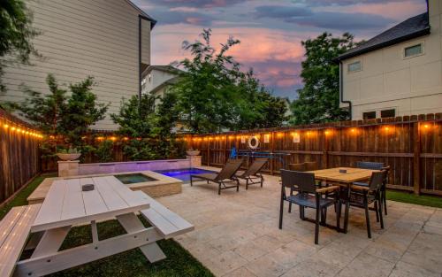 Washington Ave./ Memorial Park House | Elegant 3BR 3,5BA Holiday Home with Private Pool