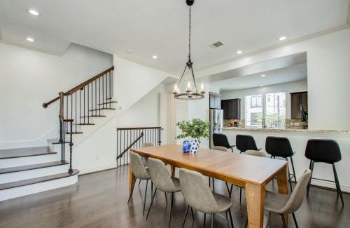 Washington Ave./ Memorial Park House | Elegant 3BR 3,5BA Holiday Home with Private Pool