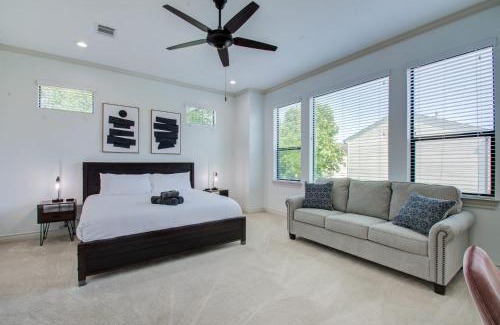 Washington Ave./ Memorial Park House | Elegant 3BR 3,5BA Holiday Home with Private Pool