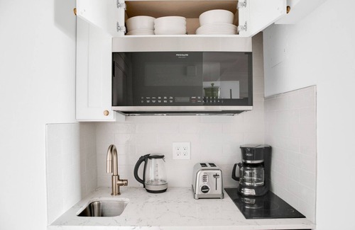 North Brookline Apartment | Elegant Brookline Studio w/Gym & W/D, by Blueground