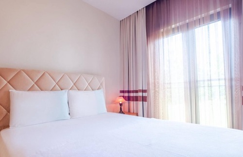 Kartal Apartment | Elegant Flat with Balcony in Kartal