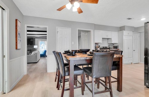 Ponderosa Forest House | Elegant Houston Getaway w/Private Pool & Grill