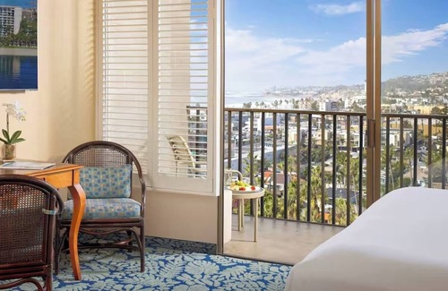 Crown Point Hotel | Elegant King Room with Bay Views at Catamaran Resort