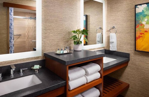 Crown Point Hotel | Elegant King Room with Bay Views at Catamaran Resort