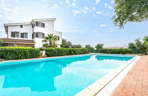 Vittoria Apartment | Elegant vacation apartment with a view of the sea.