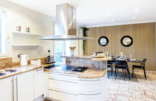 Medan Villa | Elegant villa on the banks of the Seine