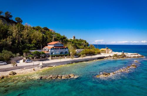 Akrotiri Apartment | Elena's Seafront Deluxe Studios