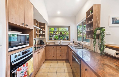 Montville House | Elevata Villa - Magnesium Spa Jacuzzi - Wood Fire - Claw Bath - Pet Friendly