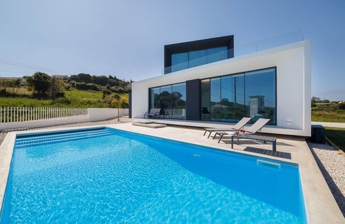 Alvaiazere Villa | Elevate Luxury at a Bespoke Villa Crafted by a World Celebrated Architect