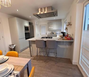 Newton Mearns House | Elite 3 bedroom family house with free parking