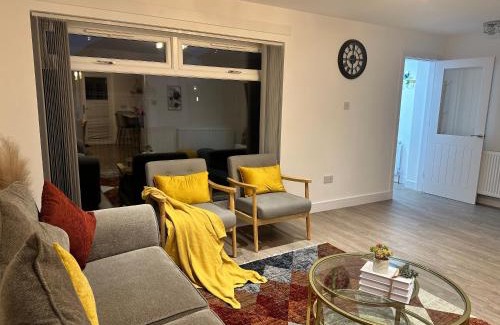 Newton Mearns House | Elite 3 bedroom family house with free parking