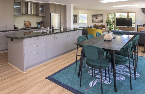 Upwey Villa | Elliott Lodge - Two storey lifestyle property sleeps 10