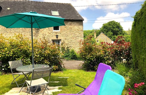 Ploerdut Cottage | Elsa Cottage - charming cottage - private garden, shared pool, fabulous grounds