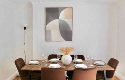 Shadwell Apartment | Elysian Nights- Luxe 3 Bedroom Palm Garden Retreat in Central London