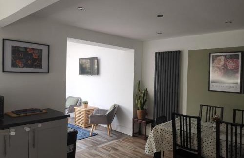 Castle Donington House | EMA, Castle Donnington Circuit contractors group 4 bedrooms 7 bed house-private parking