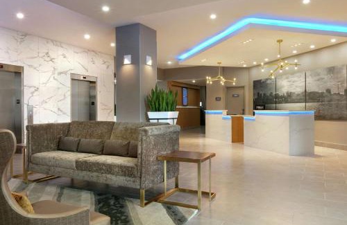 Pointe Claire Hotel | Embassy Suites By Hilton Montreal Airport