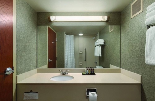 Portland Hotel | Embassy Suites by Hilton Portland Airport 2 Room Conference Suite - 1 King Bed - Non-smoking