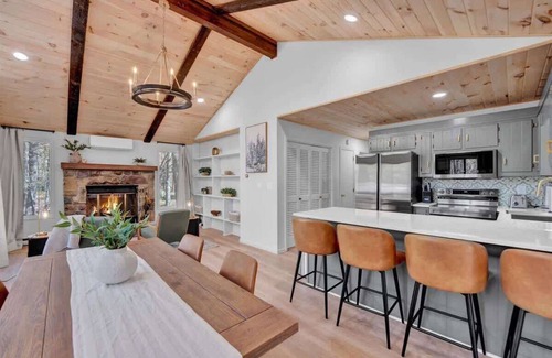 Gouldsboro Cabin | Emerald Pines Cabin | Lake Access | Hot Tub