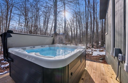 Gouldsboro Cabin | Emerald Pines Cabin | Lake Access | Hot Tub