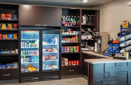 Wilkes East House | Enjoy 3 Pet-Friendly Rooms with Kitchen and Parking Included Near Oregon Zoo