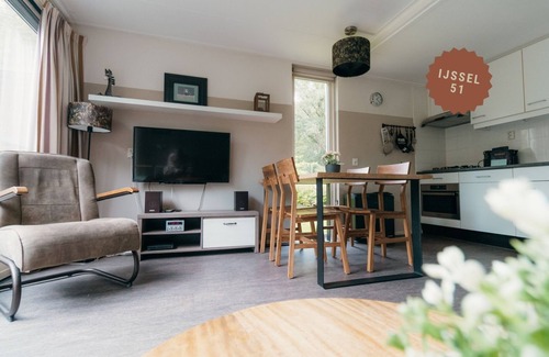 Nieuw Heeten House | Enjoy a comfortable stay in the IJssel Comfort bungalow for 4 people at Vakantiepark de Sallandshoeve, surrounded by the beauty of Overijssels Salland nature.