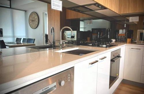 Adelaide Central Business District Apartment | Enjoy a little Luxury in Adelaide CBD - Perfect!