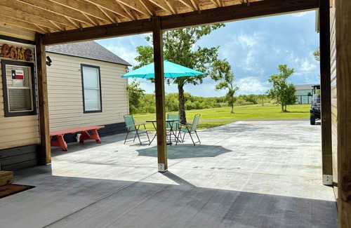 Matagorda House | Enjoy a nice retreat conveniently a few miles from beach or fishing docks.