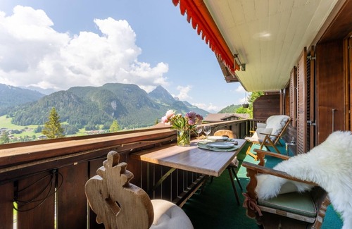 Saanen Apartment | Enjoy Breathtaking View in Luxury Chalet Apartment