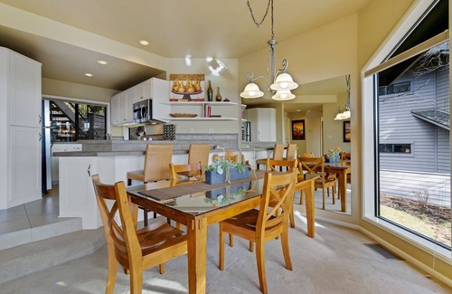 Century West Condo | Enjoy Deschutes River Views from Beautiful 2-Bedroom Mt. Bachelor Village Condo