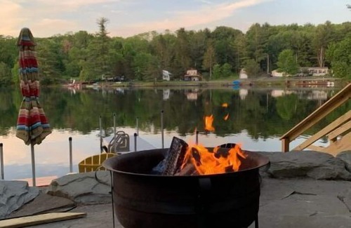 Brackney House | Enjoy lake life at this year round home with private dock