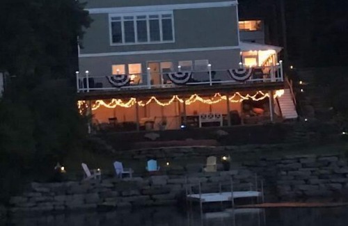 Brackney House | Enjoy lake life at this year round home with private dock