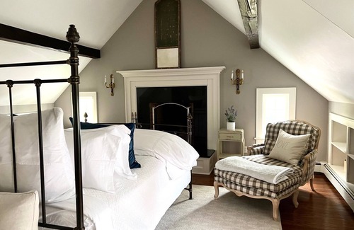 Redding House | Enjoy our 3-story, family-friendly Carriage House Fireplace and outdoor fire pit